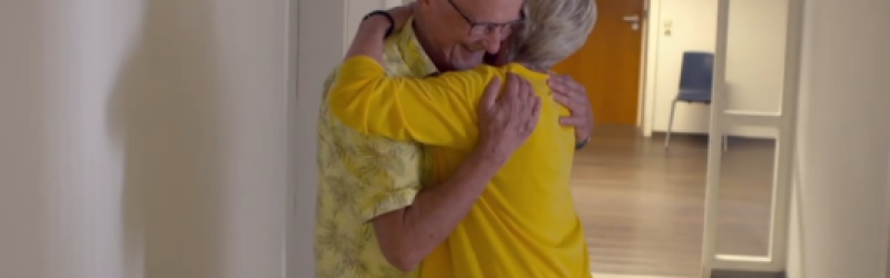 Bettina Demuth and her husband embrace one another at the University Hospital Tuebingen (Screenshot: 3sat documentary "Medizin nach Maß").